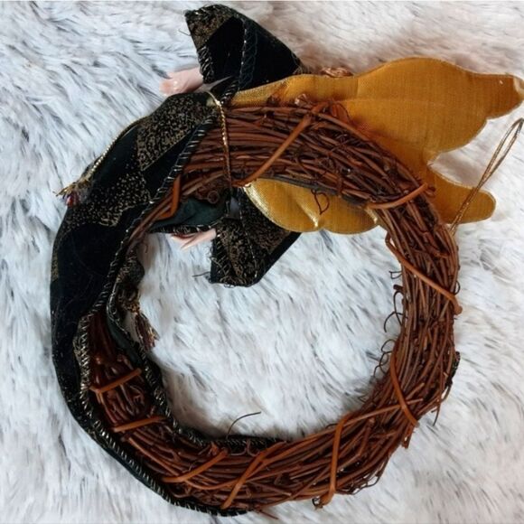 Vintage1 Ornament Porcelain Angel Velvet Brocade Robe Grapevine Wreath 7" - Picture 3 of 13